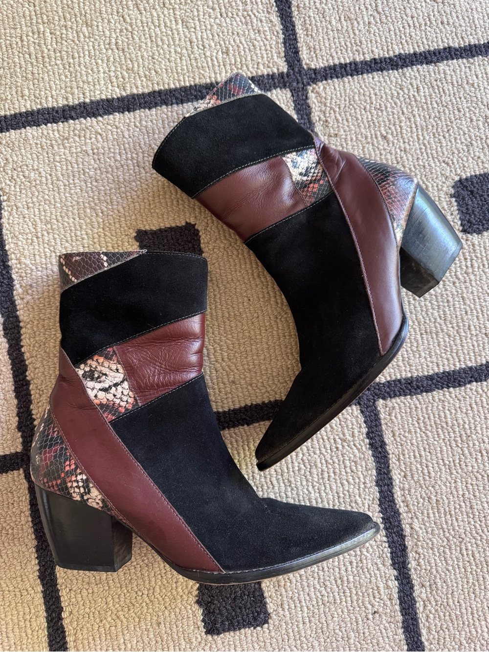 Matisse Lenox heeled cowboy boots. Black & burgundy pointed ankle boots. 8